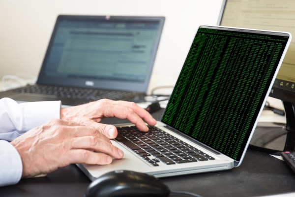 laptop-datenverarbeitung-dr-knoebel-600-400