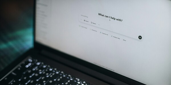 Laptop mit geöffnetem KI-Assistenten