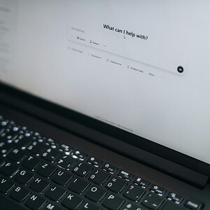 Laptop mit geöffnetem KI-Assistenten